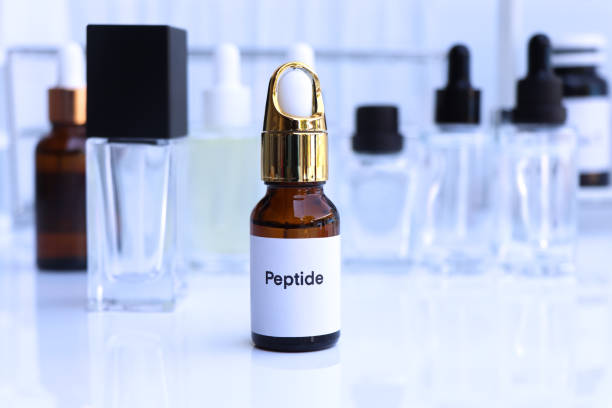 peptyd w butelce, składnik chemiczny w produkcie kosmetycznym - peptide zdjęcia i obrazy z banku zdjęć