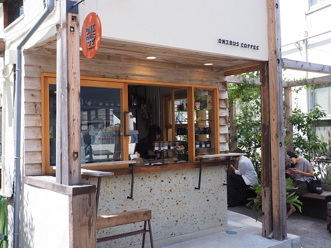 Onibus Coffee is a major proponent of modern coffee culture in Japan since its founding in 2012. Onibus borrows its name from Portugal’s public bus system, and draws inspiration from the idea of connecting people to each other.