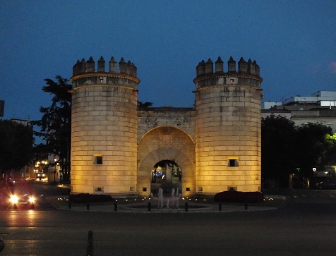 Puerta de Palmas, antiguamente Puerta Nueva, es una puerta de acceso monumental de la muralla que rodeaba la ciudad de Badajoz (en España) photo