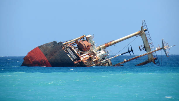 épave d’un navire détruit dans le tsunami. - nobody rusty blue damaged photos et images de collection