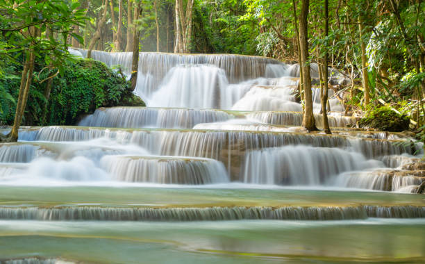 wodospad erawan. krajobraz przyrody dzielnicy kanchanaburi w okolicy naturalnej. znajduje się w tajlandii na wycieczkę na wakacje i wakacje tle, atrakcją turystyczną. - travel travel locations nature erawan zdjęcia i obrazy z banku zdjęć