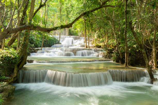 wodospad erawan. krajobraz przyrody dzielnicy kanchanaburi w okolicy naturalnej. znajduje się w tajlandii na wycieczkę na wakacje i wakacje tle, atrakcją turystyczną. - travel travel locations nature erawan zdjęcia i obrazy z banku zdjęć