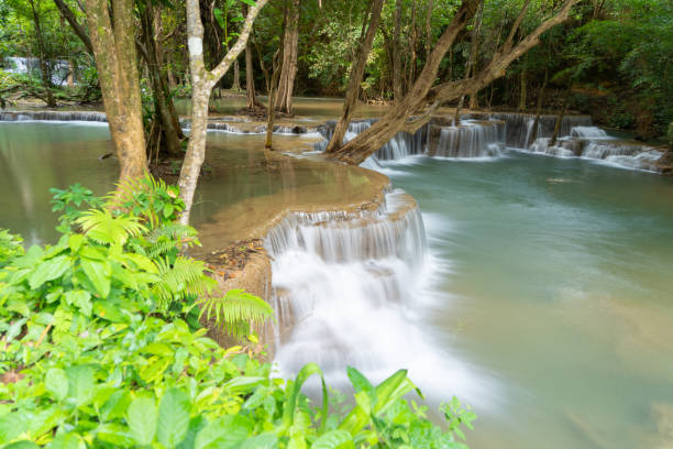 wodospad erawan. krajobraz przyrody dzielnicy kanchanaburi w okolicy naturalnej. znajduje się w tajlandii na wycieczkę na wakacje i wakacje tle, atrakcją turystyczną. - travel travel locations nature erawan zdjęcia i obrazy z banku zdjęć