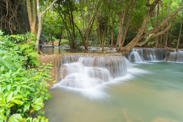 wodospad erawan. krajobraz przyrody dzielnicy kanchanaburi w okolicy naturalnej. znajduje się w tajlandii na wycieczkę na wakacje i wakacje tle, atrakcją turystyczną. - travel travel locations nature erawan zdjęcia i obrazy z banku zdjęć