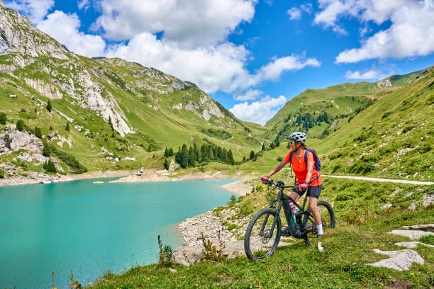 오스트리아 arlberg 산맥에서 전기 산악 자전거를 탄 여자 - 레흐탈 알프스 뉴스 사진 이미지