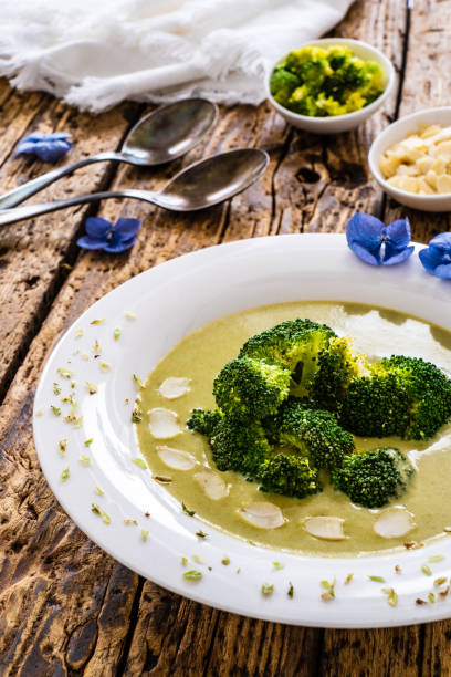 zuppa di broccoli alla crema sul tavolo di legno - cream of broccoli foto e immagini stock