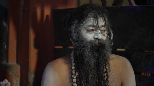 aghori sadhu w varanasi w indiach - indian culture guru sadhu hinduism zdjęcia i obrazy z banku zdjęć