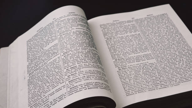 primer plano del griego antiguo, diccionario latino educación, concepto de conocimiento - book antique literature old fashioned fotografías e imágenes de stock