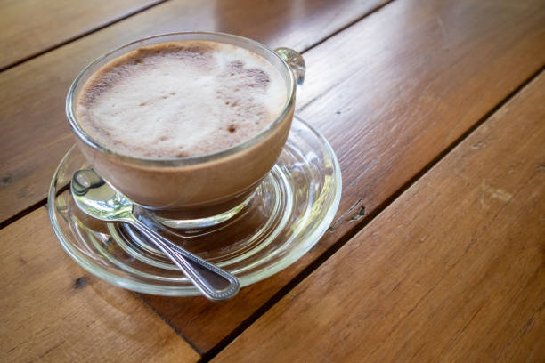tasse heißer kakao auf holztisch und kopierraum - hot chocolate hot drink high section color image stock-fotos und bilder