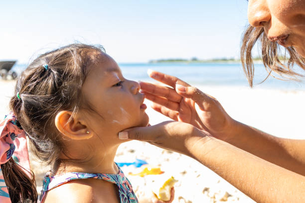 ochrona przeciwsłoneczna jest ważna - enjoyment people beach sun protection zdjęcia i obrazy z banku zdjęć