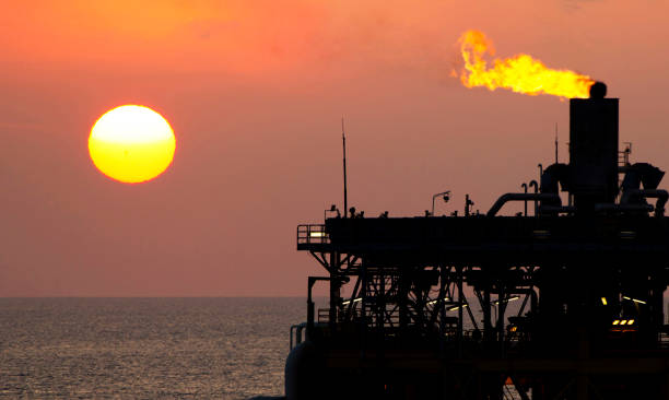 flare em uma plataforma de petróleo offshore - oil and gas exploration - fotografias e filmes do acervo
