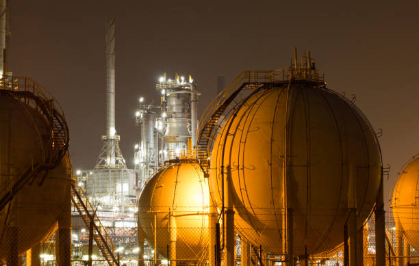 flüssigerdgas - lng - lagertanks - industry dusk night sustainable resources stock-fotos und bilder