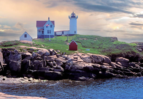 wunderschöner himmel über nubble lighthouse in maine - maine flag nubble lighthouse new england stock-fotos und bilder