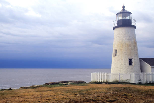 cena colorida na torre de luz de pemaquid point no maine - new england pemaquid peninsula blue skies lighthouse - fotografias e filmes do acervo