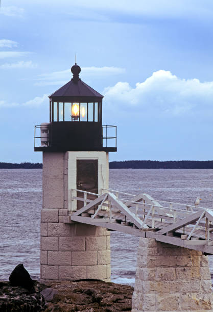 메인의 마샬 포인트 라이트 위에 아름다운 부드러운 푸른 하늘 - lighthouse maine waters edge marshall point lighthouse 뉴스 사진 이미지