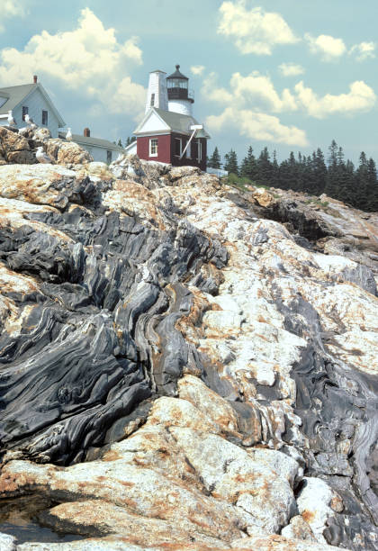 camadas de rocha metamórfica no farol de pemaquid point - new england pemaquid peninsula blue skies lighthouse - fotografias e filmes do acervo