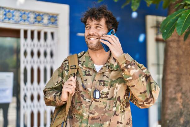 joven soldado del ejército hablando por teléfono inteligente en la calle - personal militar español fotografías e imágenes de stock