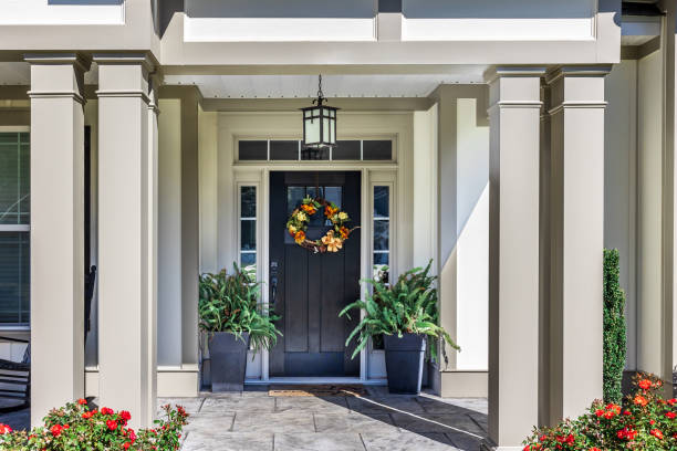 una puerta oscura y porche de una casa de nueva construcción - front stoop outdoors house contemporary fotografías e imágenes de stock