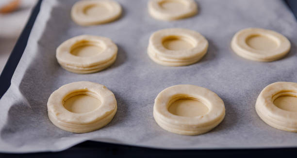 preparing pastry for vol-au-vents - vol au vent imagens e fotografias de stock