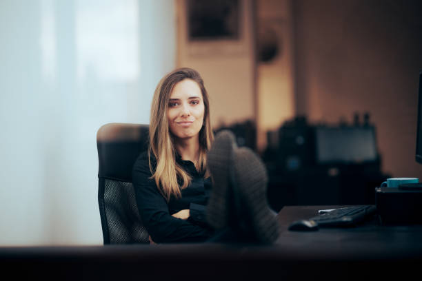 gerente mandona confiante com os pés na mesa - mulher elegante - fotografias e filmes do acervo