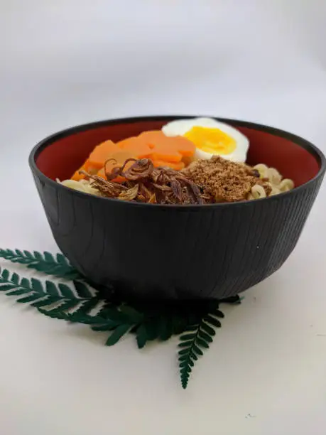 Photo of the noodles are in a black bowl