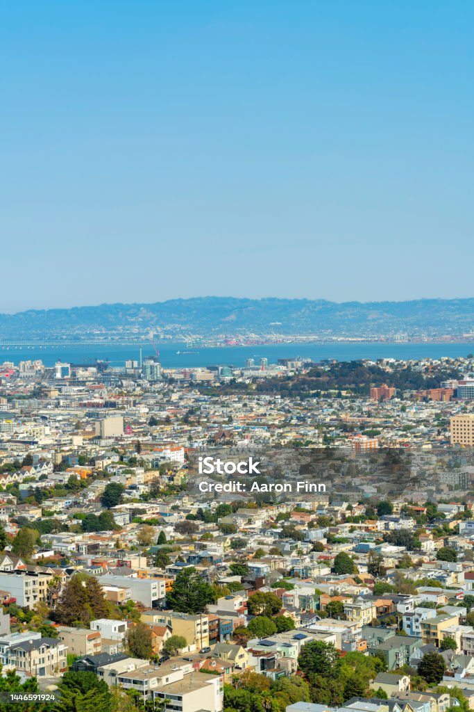 太陽の下で午後遅くに広大な近所と海と山の背景を持つ美しいサンフランシスコのダウンタウンの街の風景 アメリカ合衆国のストックフォトや画像を