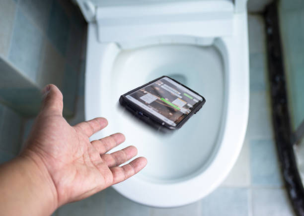 電話が便器に落ちた,安全コンセプト - mobile phone smart phone toilet water ストックフォトと画像