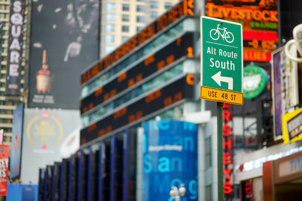 ニューヨークの道路標識。マンハッタンのダウンタウンの点滅する広告とライト。 - times square flash ストックフォトと画像