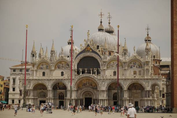 basilique saint-marc à venise, italie avec des touristes autour - st marks cathedral photos et images de collection