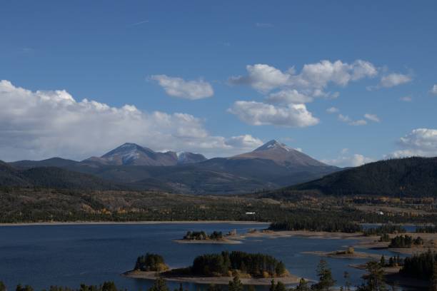 beautiful view of mountains and the dillon reservoir - lake dillon imagens e fotografias de stock