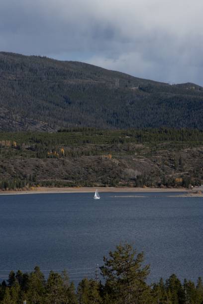 vertical shot of a sailing boat at dillon reservoir - lake dillon imagens e fotografias de stock