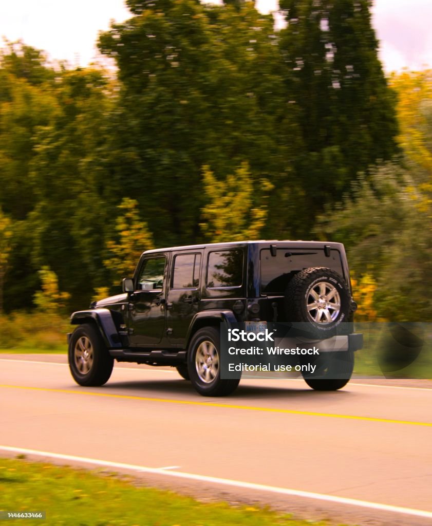 Jeep Wrangler Negro En La Carretera Foto de stock y más banco de imágenes de 4x4 - 4x4, Aire libre, Asfalto - iStock Jeep Wrangler Negro En La Carretera Foto de stock y más banco de imágenes de 4x4 - 4x4, Aire libre, Asfalto - iStock