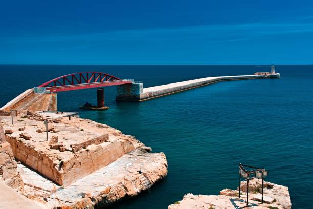 foto aérea da ponte arqueada de um único vão de st elmo no mar azul em valletta, malta - st elmo - fotografias e filmes do acervo