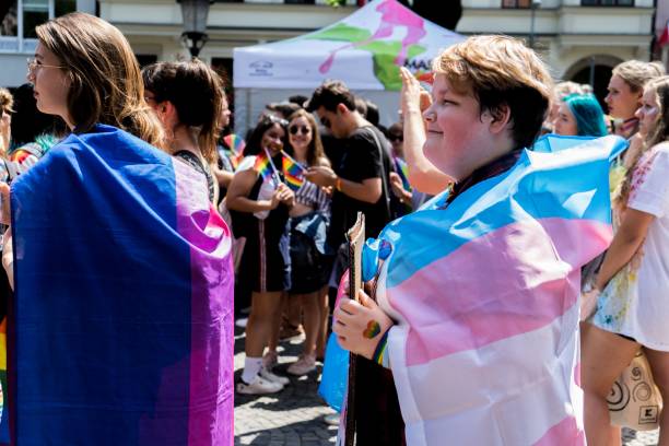 transgender-typ feiert den stolz auf europa - trans stock-fotos und bilder