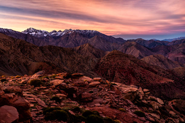 paysage des montagnes du haut atlas, maroc. mont toubkal, tubkal, jebel toubkal. le plus haut sommet des montagnes de l’atlas et d’afrique du nord. - moroccan culture atlas mountains marrakech morocco photos et images de collection