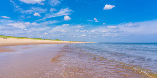 breakdown of a wave on the beach of the atlantic ocean in massachusetts on plum island - plum imagens e fotografias de stock