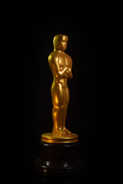 黒い背景に賞の像 成功と勝利のコンセプト - oscar statuette ストックフォトと画像