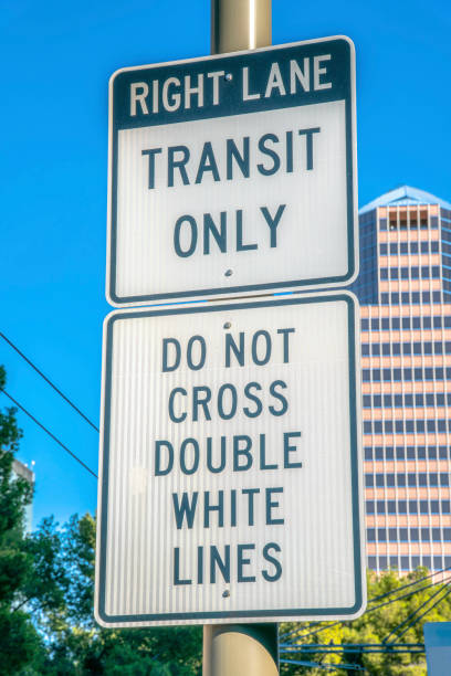 правая полоса пропускает только и не пересекает двойные белые линии дорожных знаков в центре города тусон, штат аризона - double lane стоковые фото и изображения
