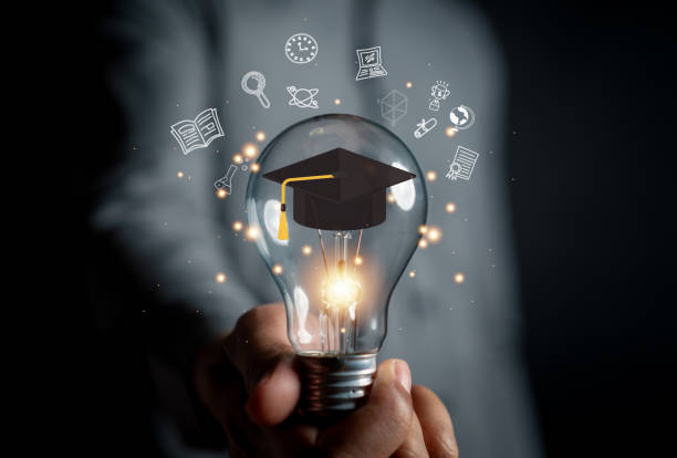 E-learning graduate certificate program concept. man hands showing graduation hat, Internet education course degree, study knowledge to creative thinking idea and problem solving solution concepto de programa de certificado de posgrado de e-learning. manos de hombre mostrando sombrero de graduación, título de curso de educación en internet, conocimiento de estudio para idea de pensamiento creativo y solución de resolución de problemas