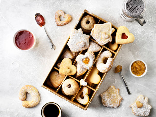 weihnachtsplätzchenschachtel, herzkekse zum valentinstag, kekse, marmeladenkekse zum valentinstag - cookie heart shape shortbread christmas stock-fotos und bilder