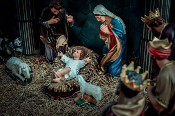 tradizionale natale e presepe con gesù bambino in una mangiatoia. - nativity scene jesus christ three wise men christmas foto e immagini stock