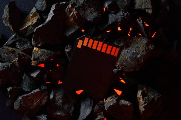マイクロsdカードは熱い石炭の上にあります。クローズ アップ。 - chip and pin ストックフォトと画像