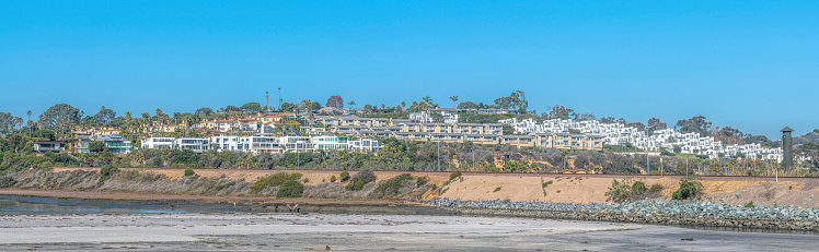 Del Mar, California- Panorama de apartamentos y casas a lo largo de la Laguna de San Dieguito photo