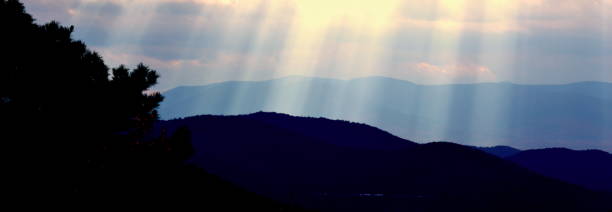 sunbeams through clouds in mountain range - famous place appalachian mountains autumn awe imagens e fotografias de stock