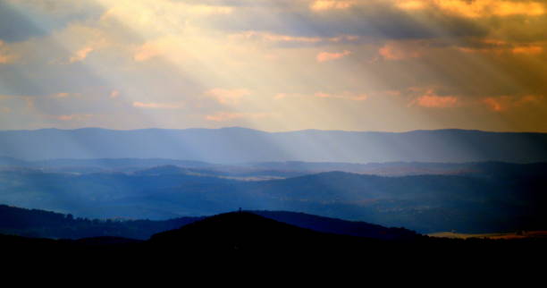 sunbeams through clouds in mountain range - famous place appalachian mountains autumn awe imagens e fotografias de stock