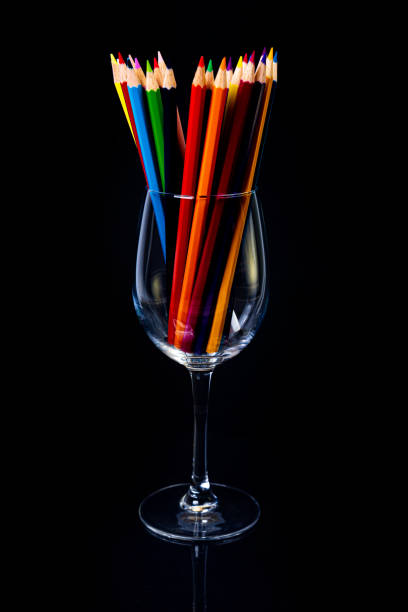 ワイングラスとバケツに色とりどりの鉛筆。分離型白または黒の背景にワイングラスに色鉛筆のグループを選択的にぼかし、現代美術。モダン - colors white art group of objects ストックフォトと画像