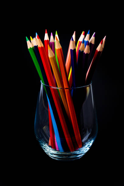 ワイングラスとバケツに色とりどりの鉛筆。分離型白または黒の背景にワイングラスに色鉛筆のグループを選択的にぼかし、現代美術。モダン - colors white art group of objects ストックフォトと画像