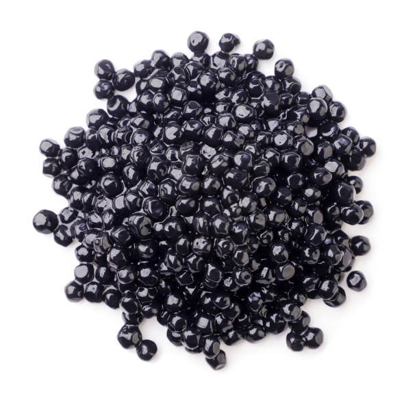 caviar noir sur fond blanc. vue de dessus - caviar photos et images de collection