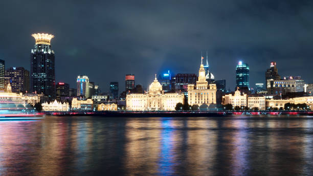 nocny widok na historyczne budynki szanghajskie wzdłuż rzeki huangpu. - the bund zdjęcia i obrazy z banku zdjęć