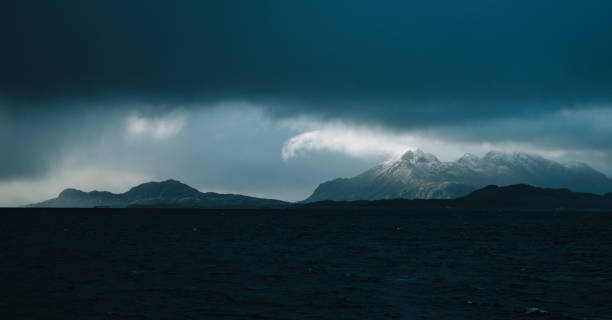 背景に暗い海とロフォーテン諸島の眺め - norwegian sea ストックフォトと画像